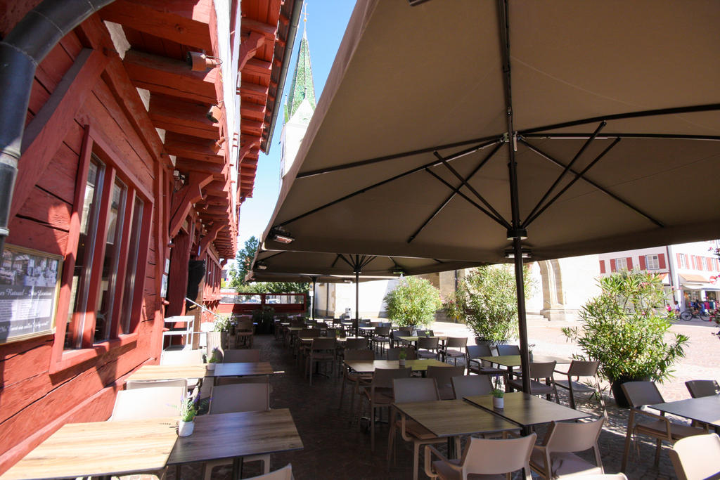 Terrasse mit beige Sonnenschirmen