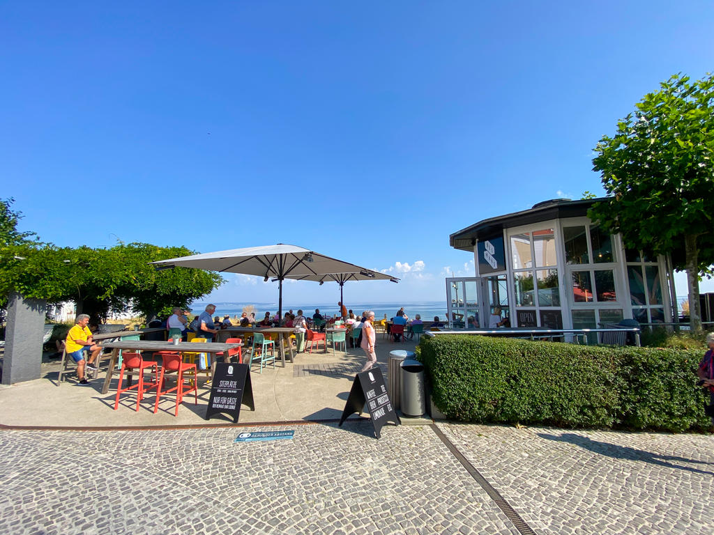 Terrasse mit beigen Sonnenschirmen