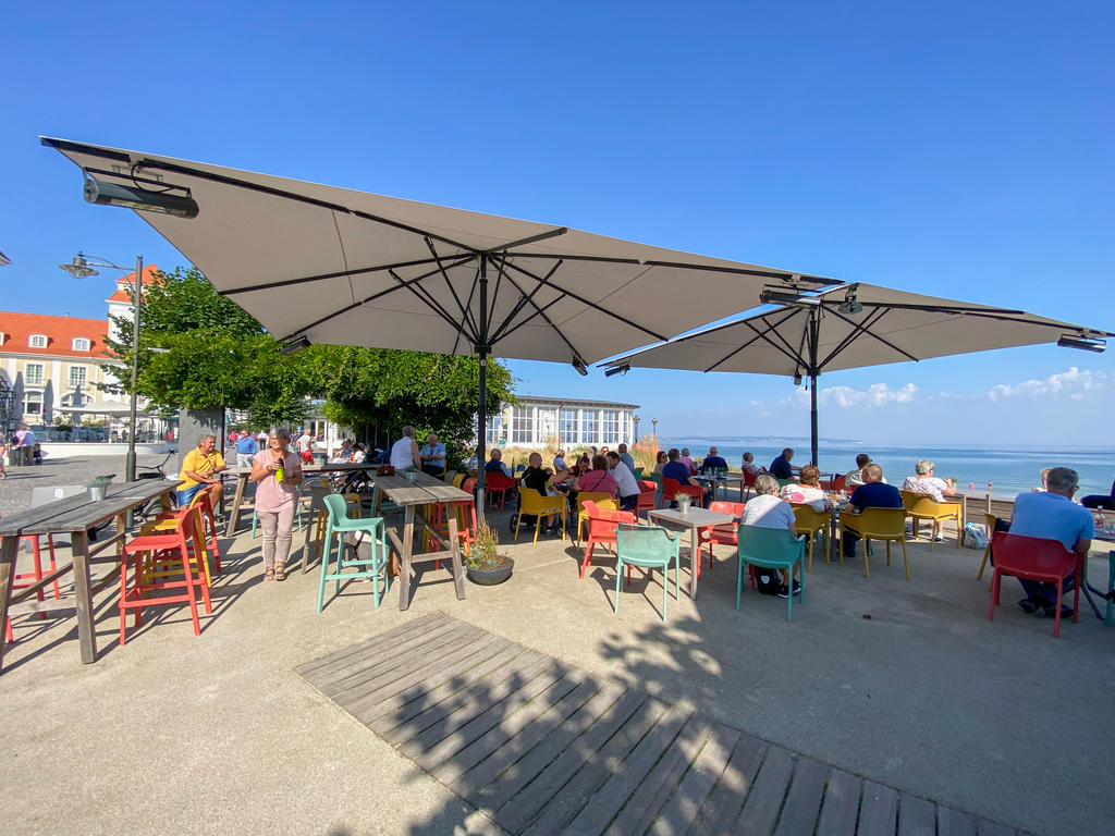 Terrasse mit beigen Sonnenschirmen