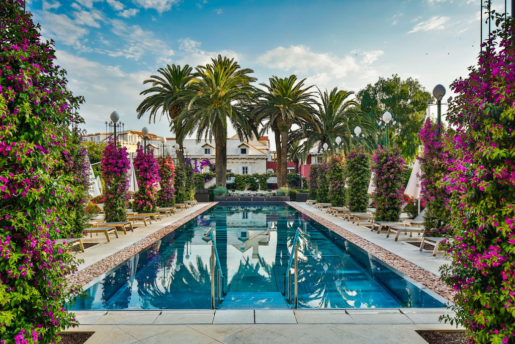 Hotel Lemongarden with white DACAPO umbrellas A pool with white parasols