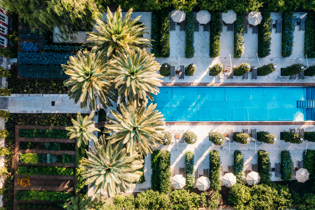 Hotel Lemongarden with white DACAPO umbrellas A pool with white parasols