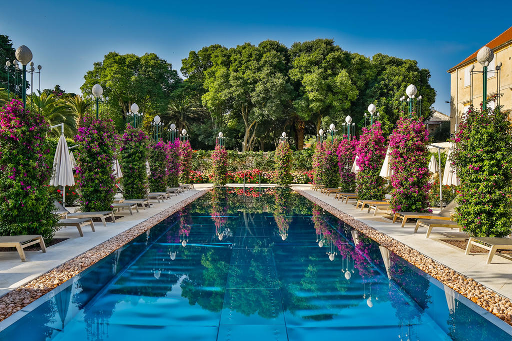 Hotel Lemongarden with white DACAPO umbrellas A pool with white parasols