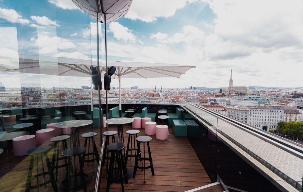 Juwel Vienna with white ALBATROS shades Roof terrace with musicians and white parasols