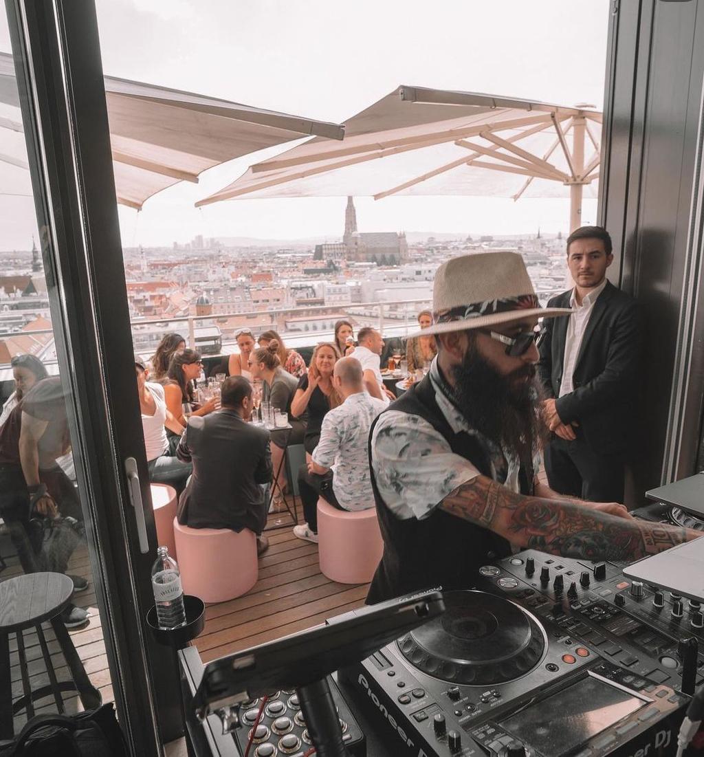 Juwel Vienna with white ALBATROS shades Roof terrace with musicians and white parasols