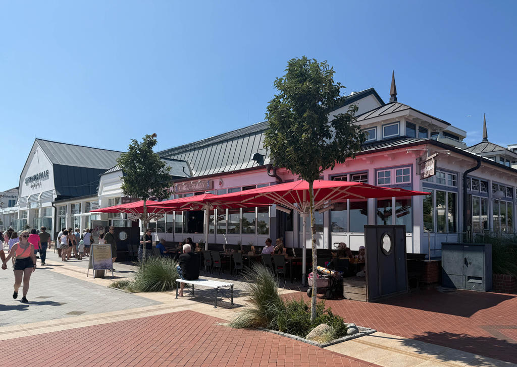 Terrasse avec des parasols rouges