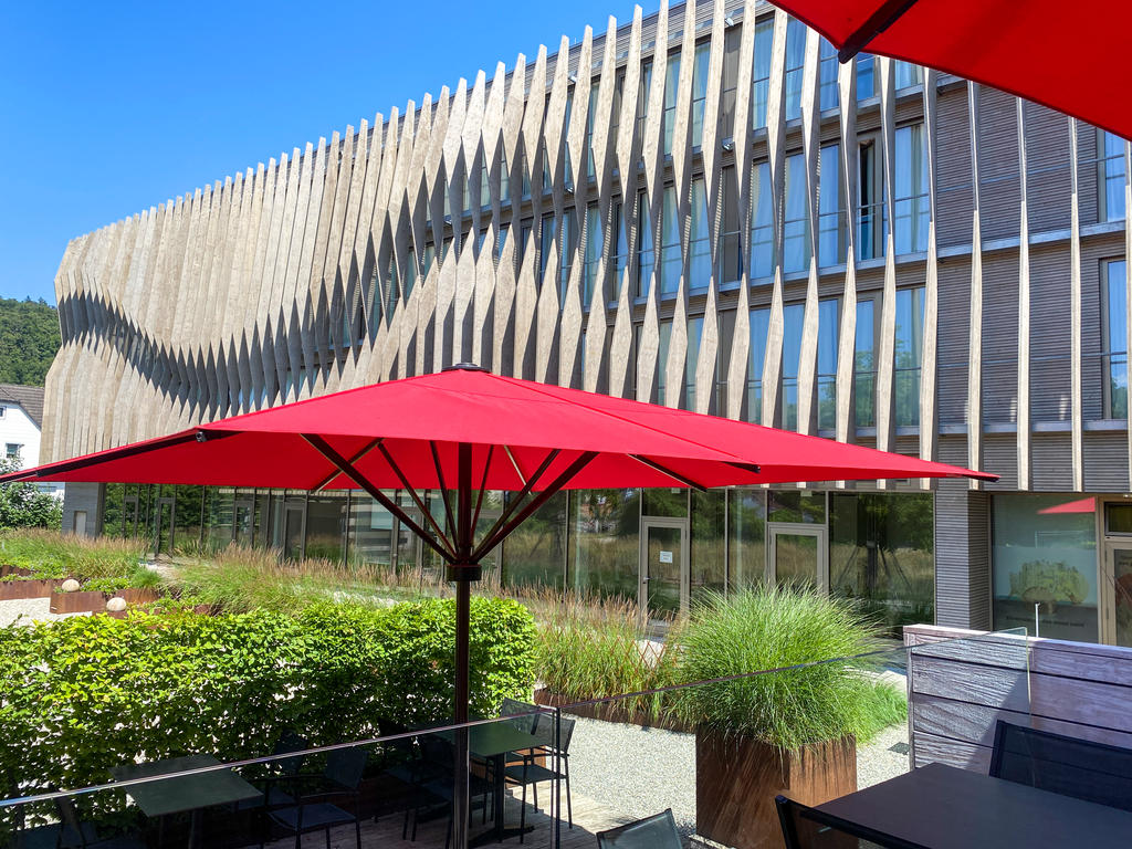 Terrasse mit roten Sonnenschirmen