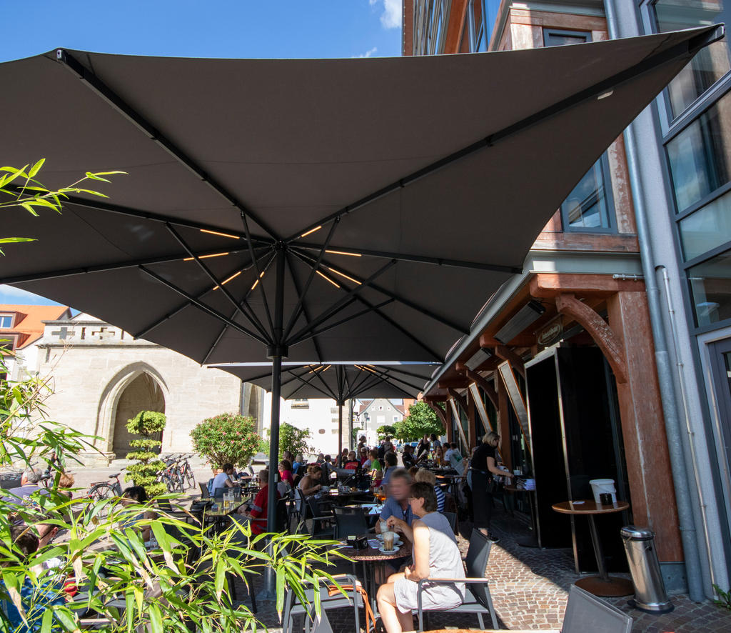 Terrasse mit grauen Sonnenschirmen