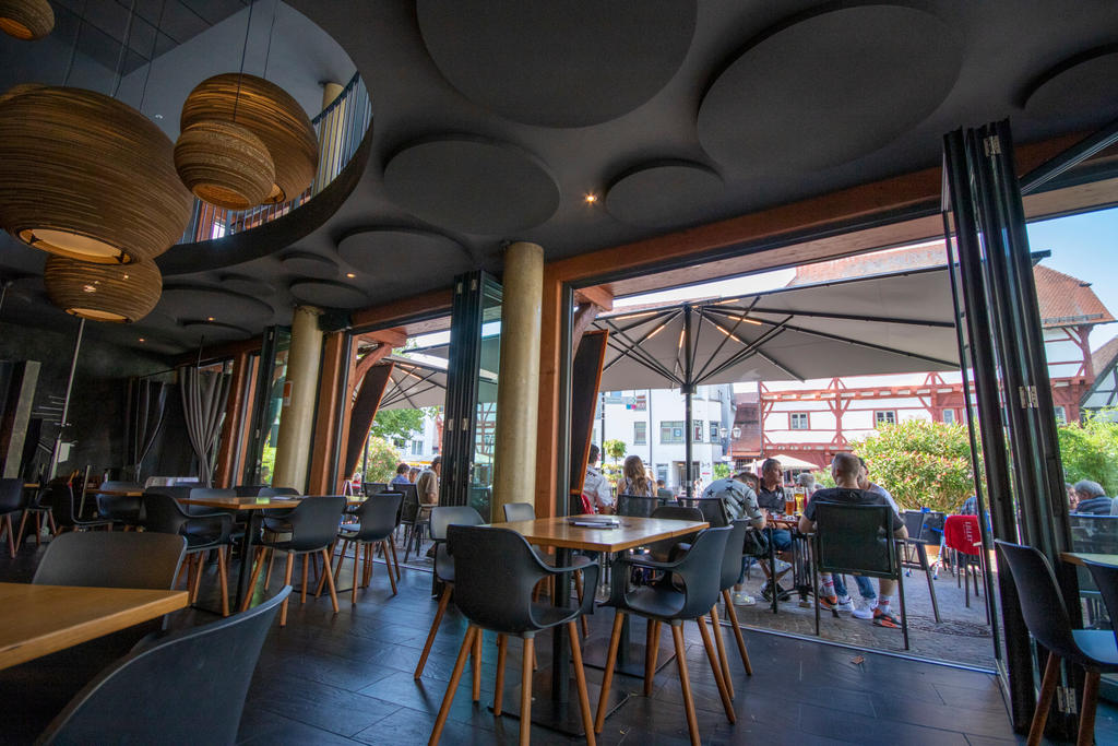 Terrasse mit grauen Sonnenschirmen