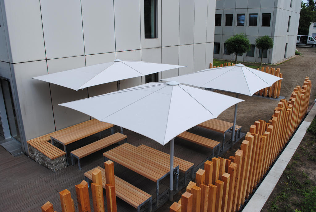 Terrasse mit weißen Sonnenschirmen