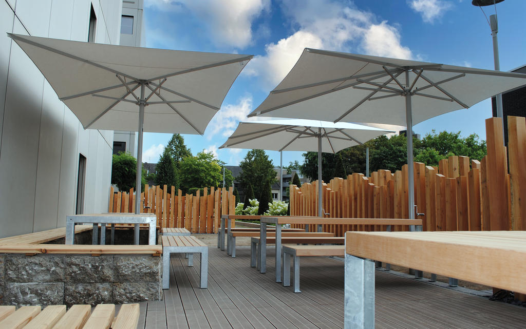 Terrasse mit weißen Sonnenschirmen