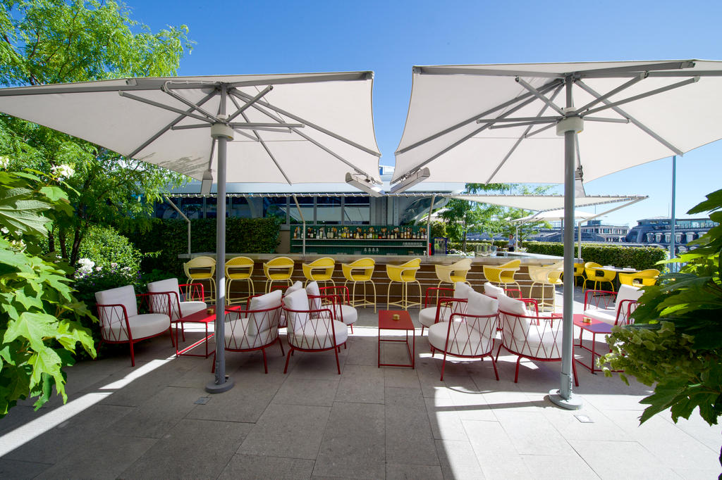 Terrasse mit weißen Sonnenschirmen