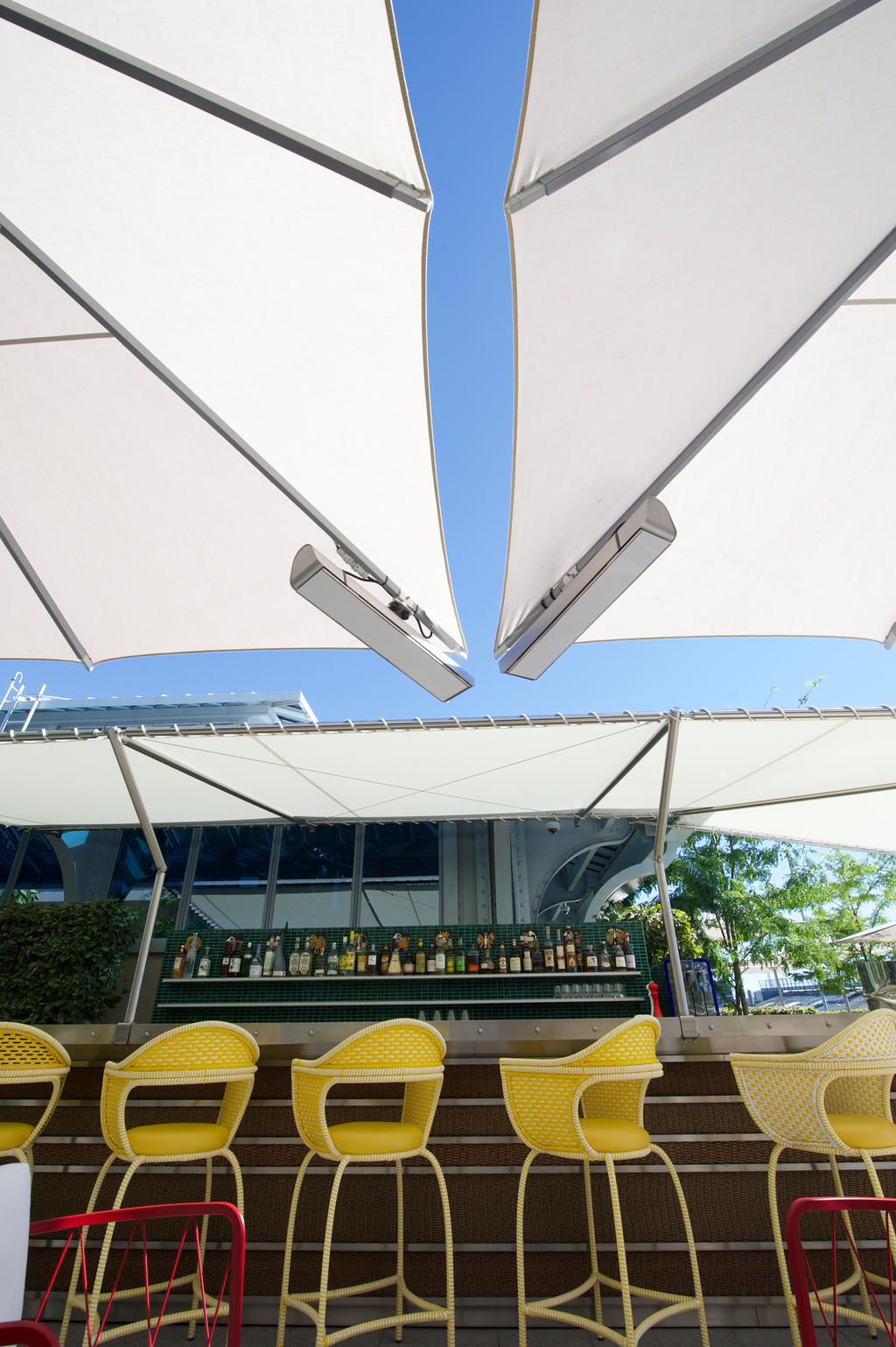 Terrasse avec parasols blancs