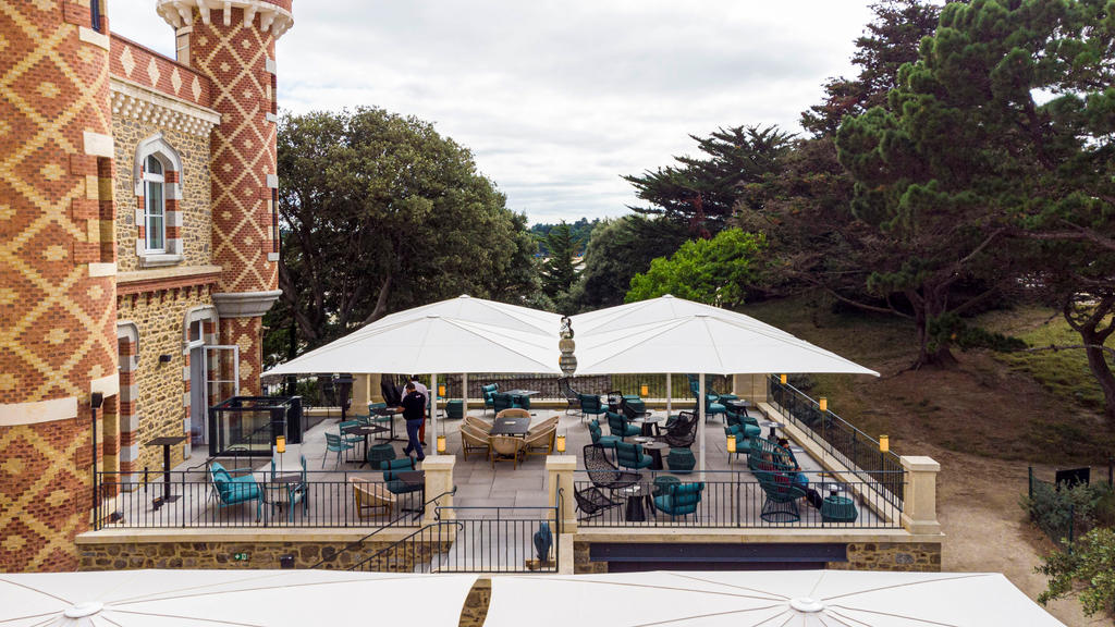 Terrasse mit weißen Sonnenschirmen