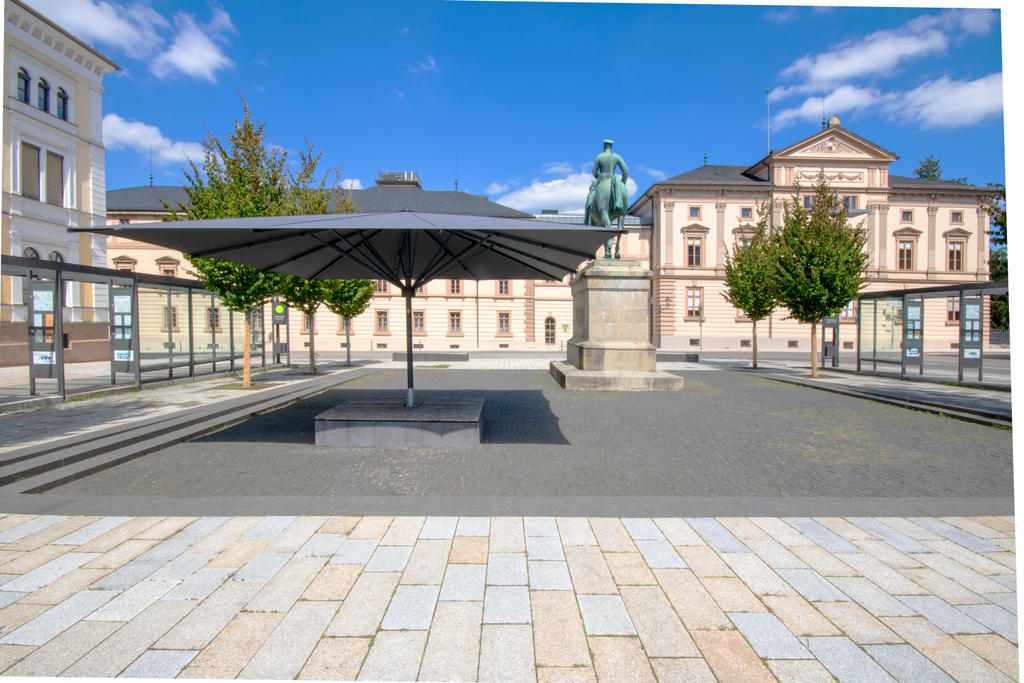 Öffentlicher Platz mit einem dunklen Sonnenschirm