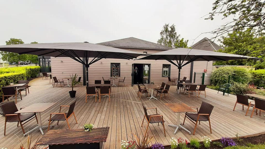 Les vins par faim with black ALBATROS parasols Black terrace parasols