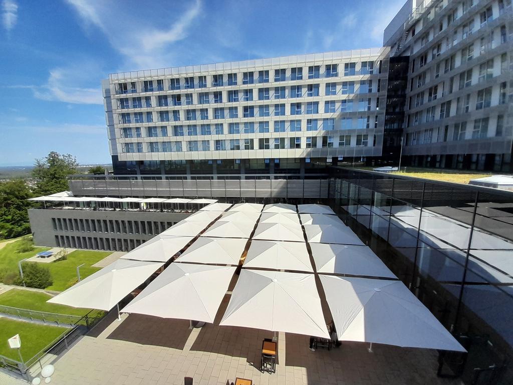 Lufthansa, Seeheim with white SCHATTELLO parasols Office building with a cafeteria and white parasols