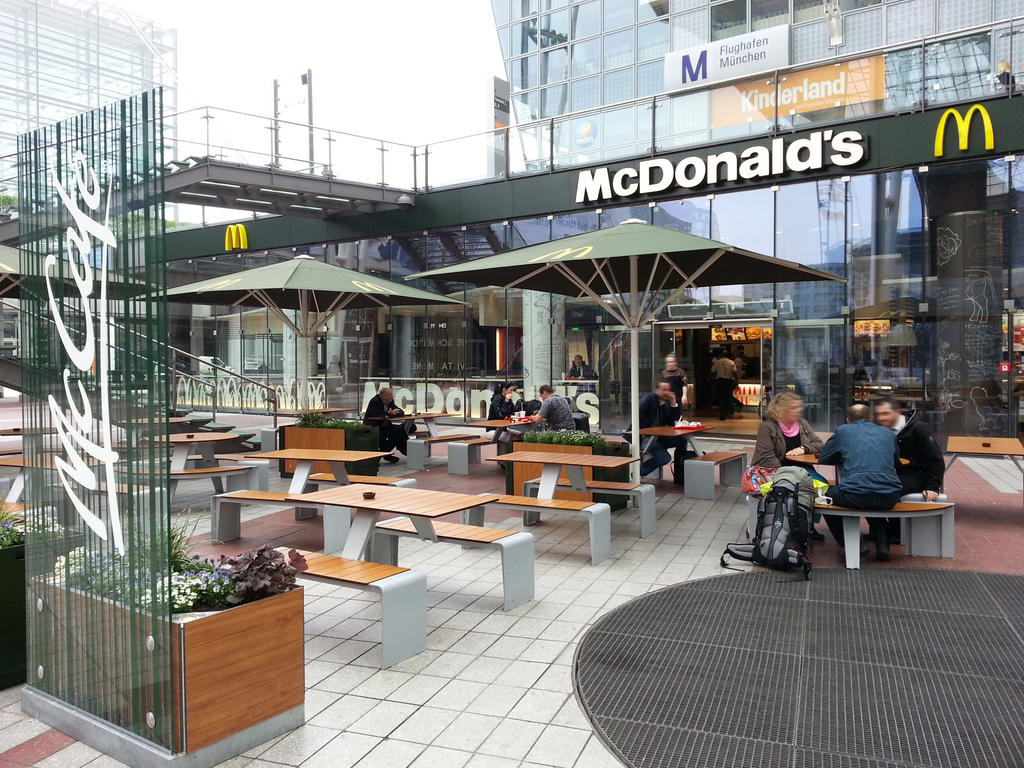 Terrasse mit grünen Sonnenschirmen