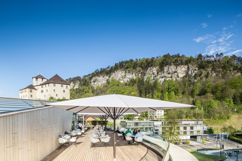 Montforthaus with white SCHATTELLO parasols Rooftop terrace with white parasols