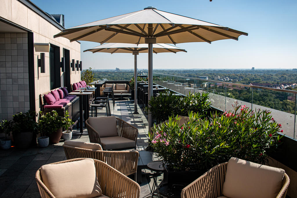 M'Uniqo Rooftop, Munich with beige ALBATROS umbrellas Roof terrace with seating and beige parasols