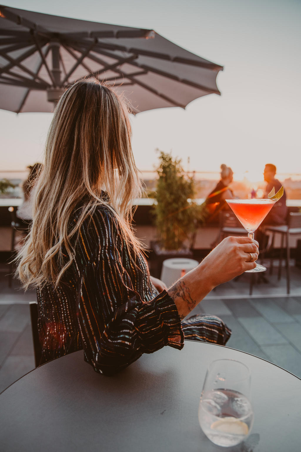 M'Uniqo Rooftop, Munich with beige ALBATROS umbrellas Roof terrace with seating and beige parasols