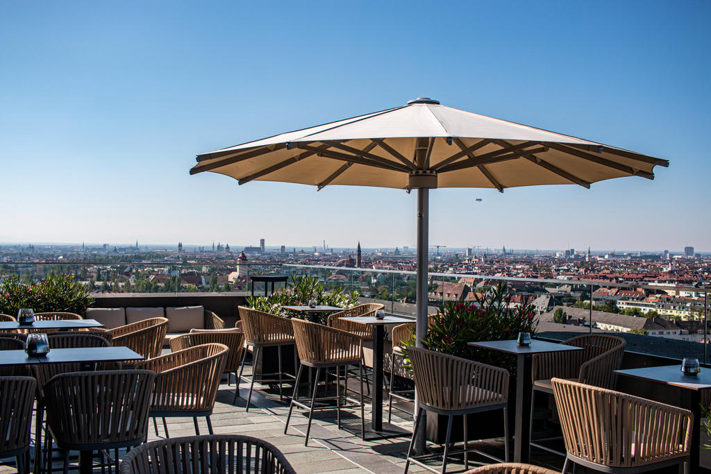 M'Uniqo Rooftop, Munich with beige ALBATROS umbrellas Roof terrace with seating and beige parasols