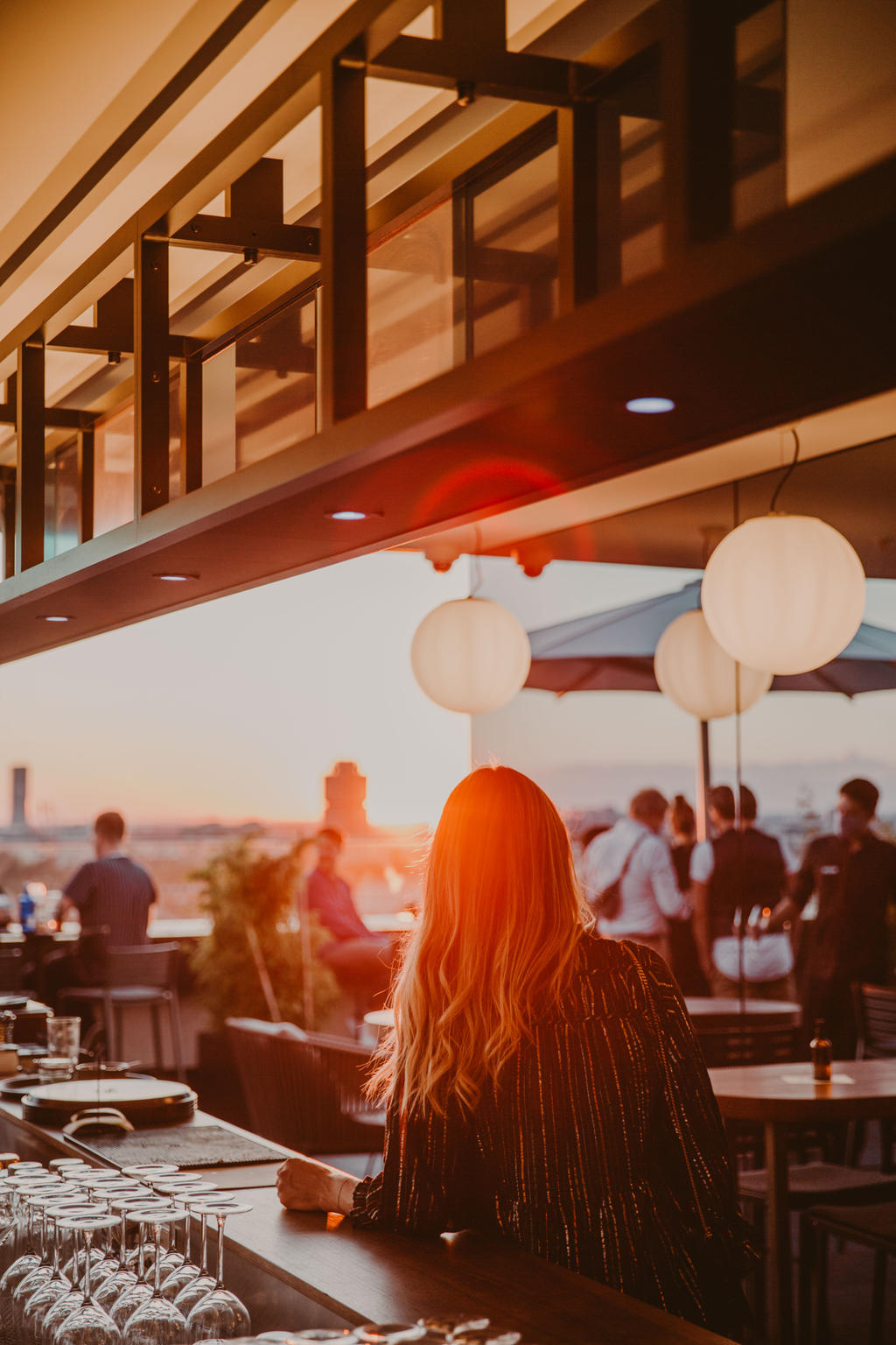 M'Uniqo Rooftop, Munich with beige ALBATROS umbrellas Roof terrace with seating and beige parasols
