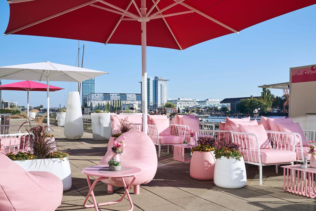 Foodtruck avec des Parasols blancs et un espace extérieur accueillant pour les invités.
