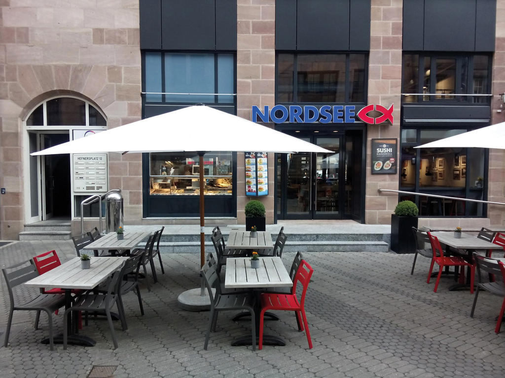 Restaurant Nordsee mit weißen FILIUS Schirmen Terrasse mit weißen Sonnenschirmen