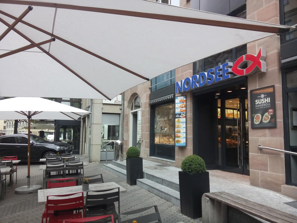 Restaurant Nordsee mit weißen FILIUS Schirmen Terrasse mit weißen Sonnenschirmen