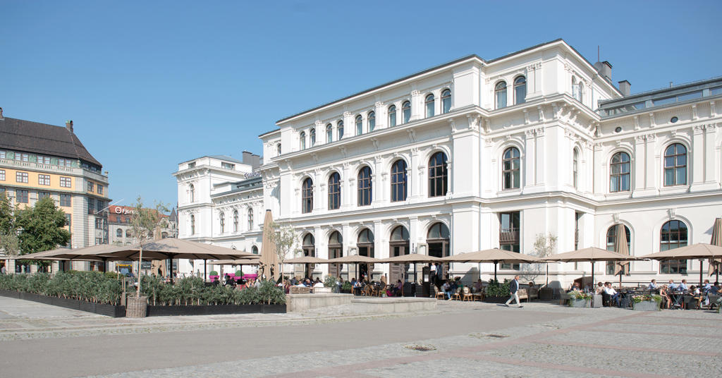 Terrasse mit beige Sonnenschirmen