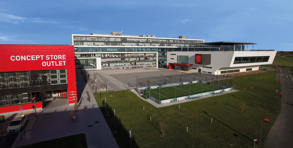 Terrasse mit weißen Sonnenschirmen