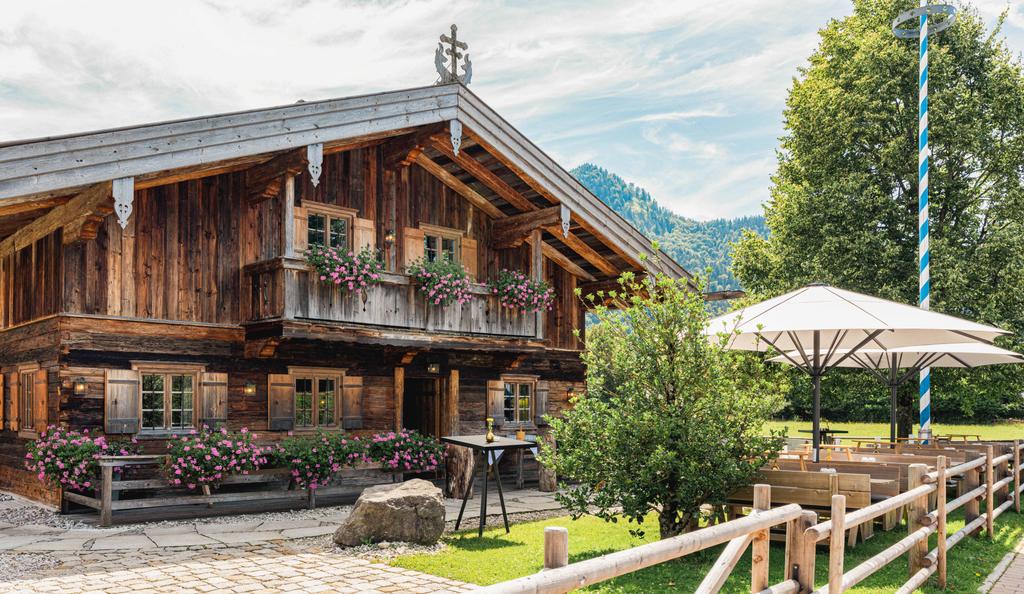 Parkhotel Egerner Höfe, Rottach-Egern with white SCHATTELLO shades Wooden house with white parasols