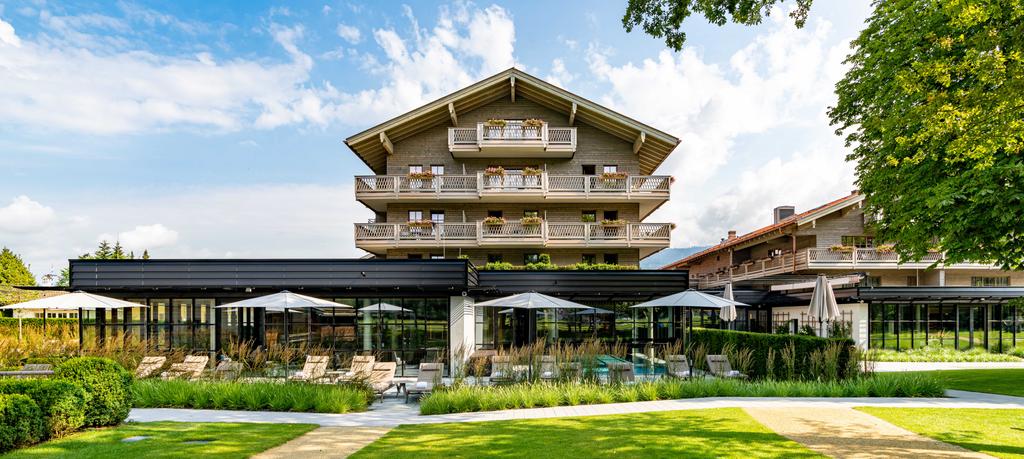 Parkhotel Egerner Höfe, Rottach-Egern with white SCHATTELLO shades Wooden house with white parasols