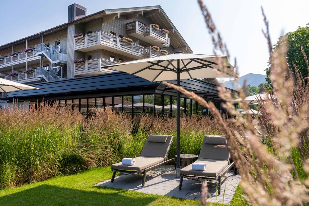 Parkhotel Egerner Höfe, Rottach-Egern with white SCHATTELLO shades Wooden house with white parasols