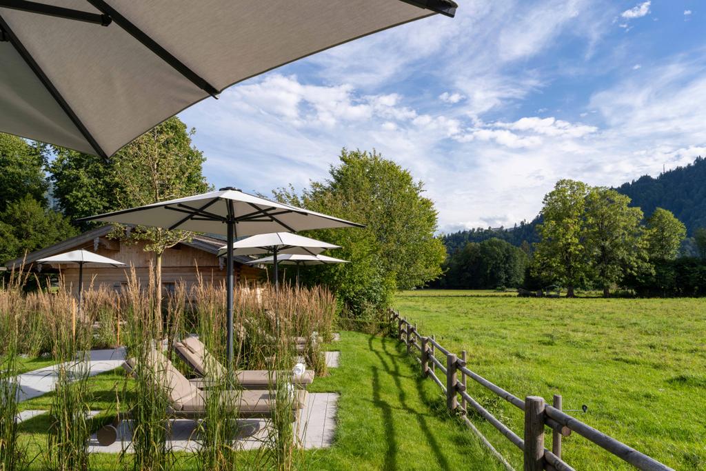 Parkhotel Egerner Höfe, Rottach-Egern with white SCHATTELLO shades Wooden house with white parasols