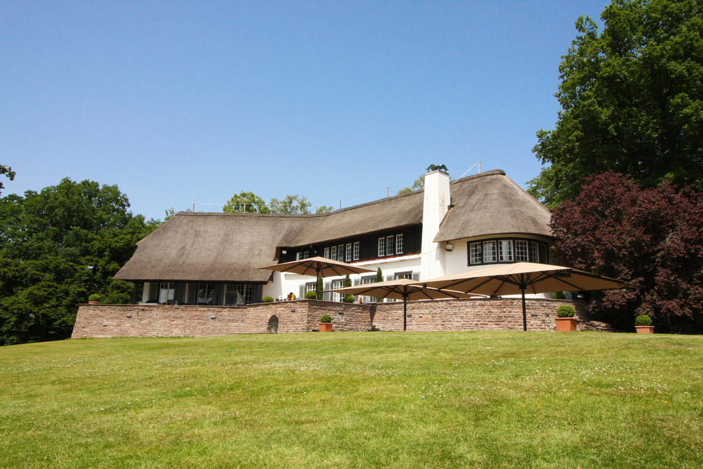 Terrasse mit gelben Sonnenschirmen