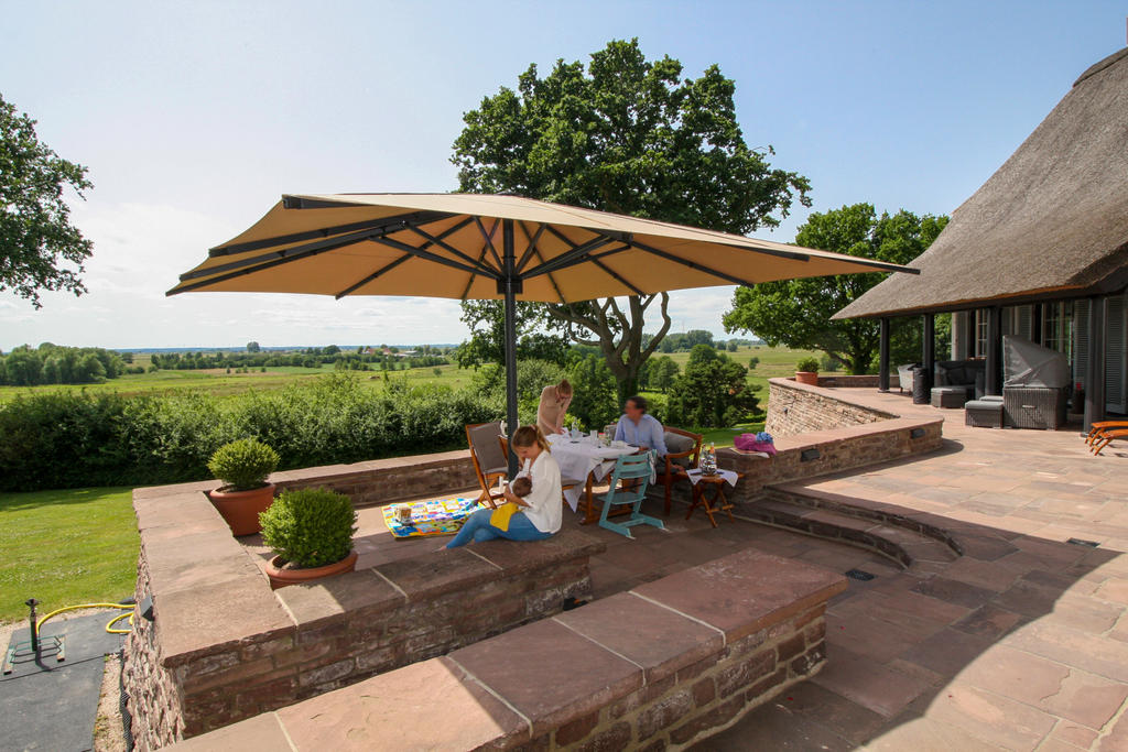 Terrasse mit gelben Sonnenschirmen