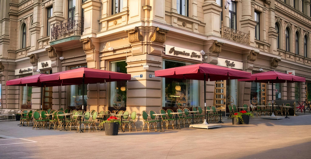 Terrasse avec des parasols rouges