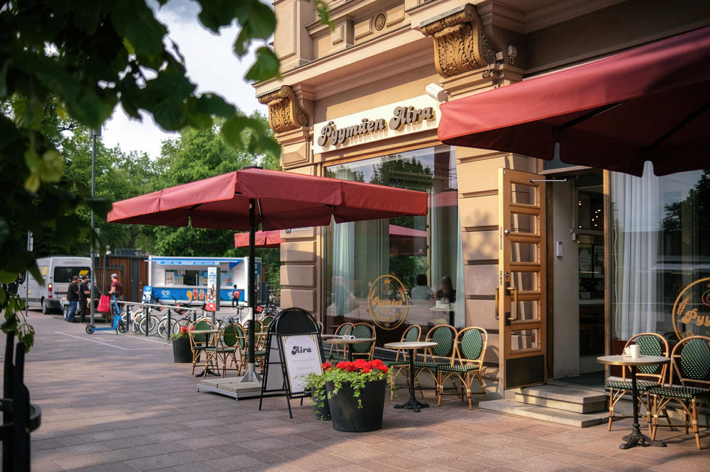 Terrasse avec des parasols rouges