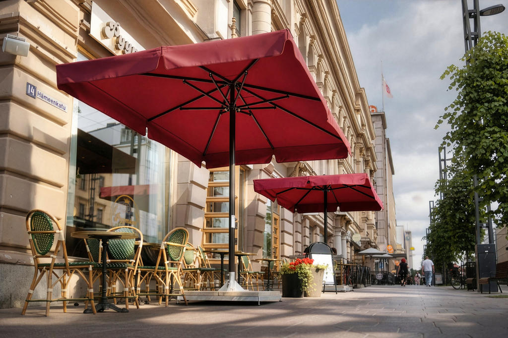 Terrasse avec des parasols rouges