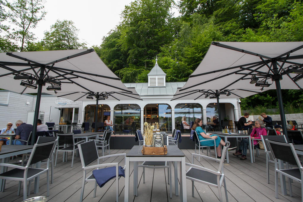 Restaurant Quellental Glücksburg mit weißen ALBATROS Sonnenschirmen Terrasse mit weißen Sonnenschirmen