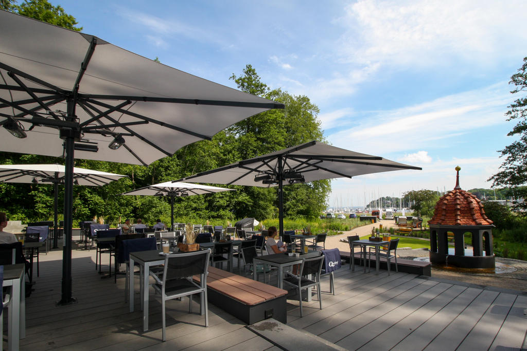 Restaurant Quellental Glücksburg mit weißen ALBATROS Sonnenschirmen Terrasse mit weißen Sonnenschirmen