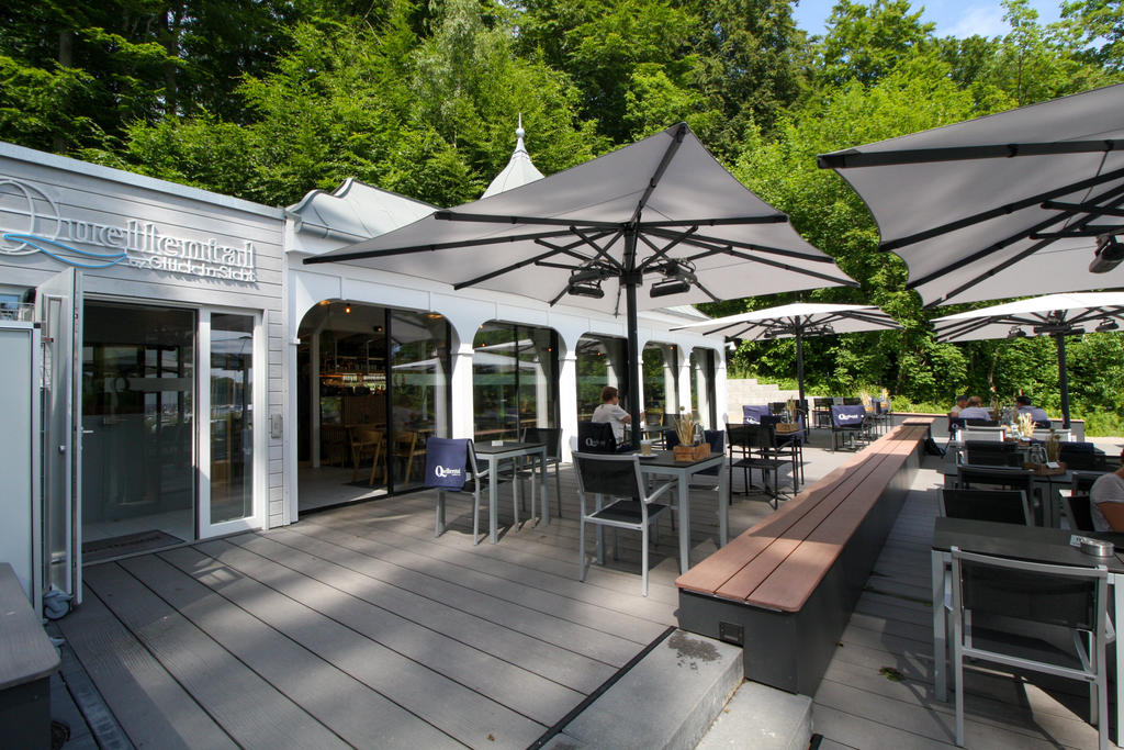 Restaurant Quellental Glücksburg mit weißen ALBATROS Sonnenschirmen Terrasse mit weißen Sonnenschirmen