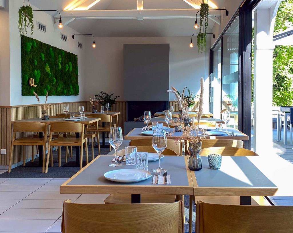 Restaurant Quellental Glücksburg mit weißen ALBATROS Sonnenschirmen Terrasse mit weißen Sonnenschirmen
