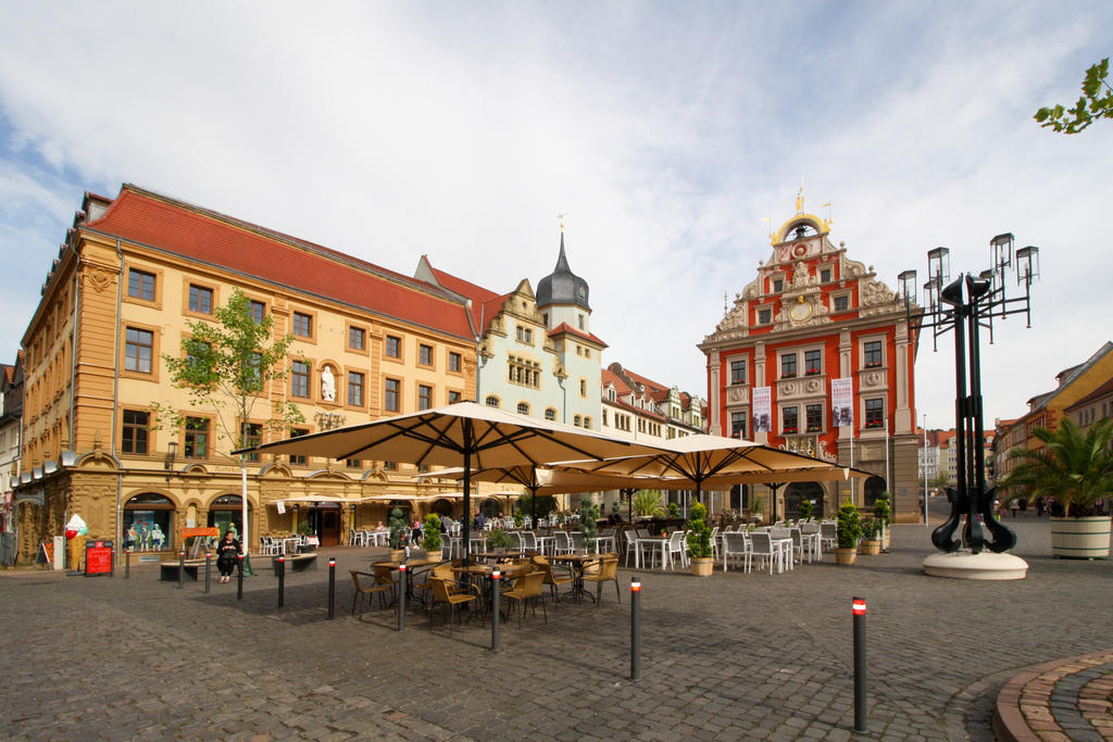 Terrasse mit beigen Sonnenschirmen