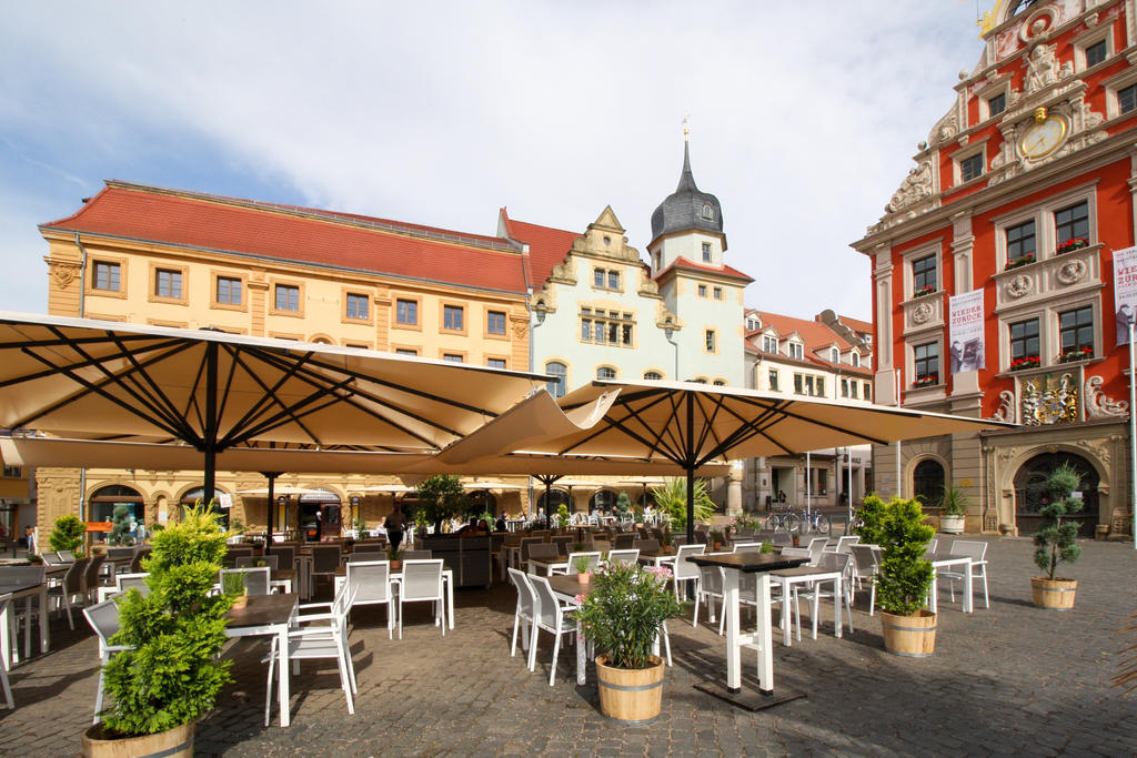 Terrasse mit beigen Sonnenschirmen