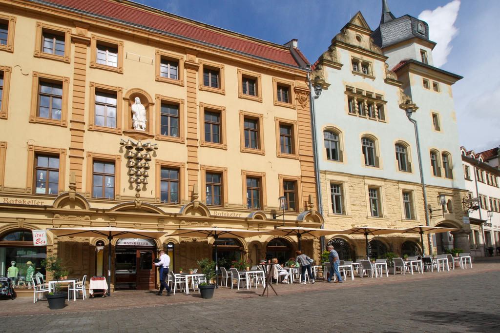 Patio mit beige parasols