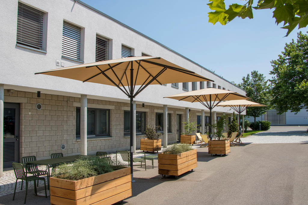 Terrasse mit gelben Sonnenschirmen