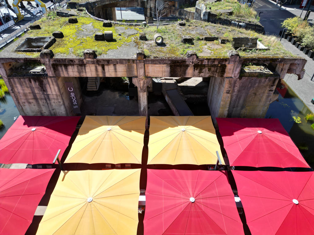 Terrasse mit roten und gelben Sonnenschirmen