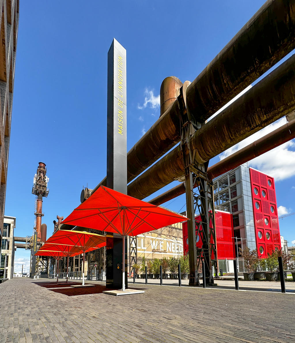 Terrasse avec parasols rouges